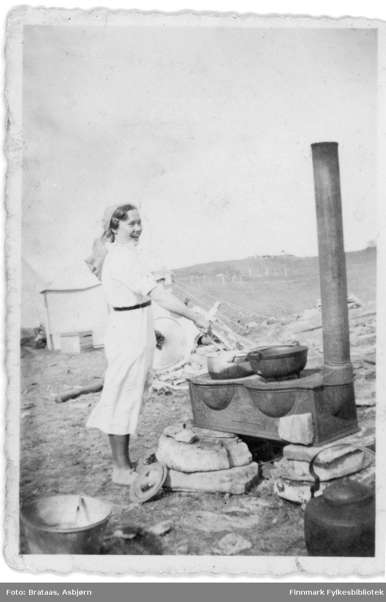 Susanne Martinsen (pikenavn Mikkelsen) koker mat på utekomfyr. (Bak på bildet står det Susanne 17 år, men også  "Ragnhild koker sagosuppe") ?