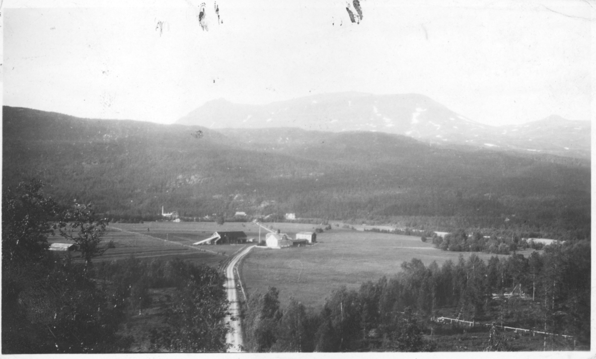 Gården Kirkenes i Målselv Bildet er tatt fra Kirkenesmoen med fjellet Mauken i bakgrunnen.
