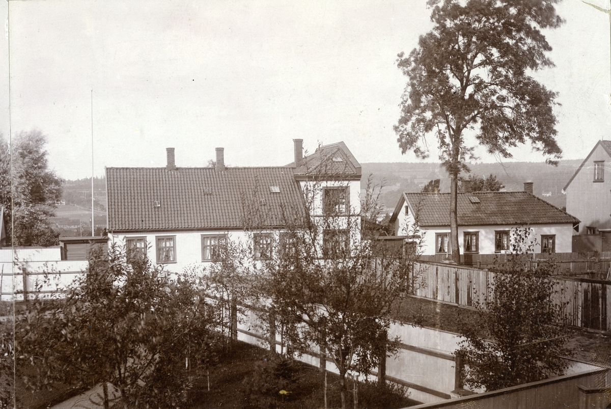 Det første klipperiet til Helly J. Hansen, Moss ca. 1905. Hage i forgrunnen, bøyler til krokettsspill. antakelig fabrikkhagen.
