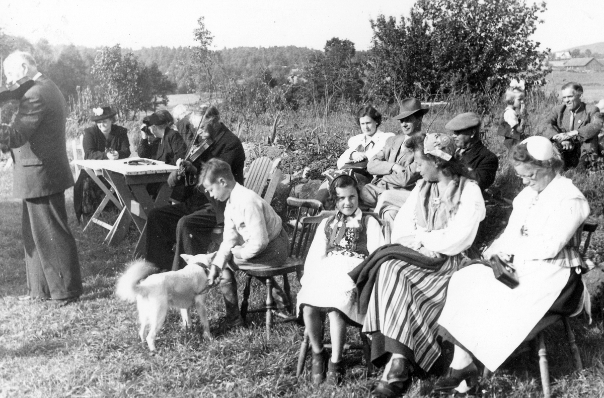 Alfhild Salvén och två flickor i folkdräkt.