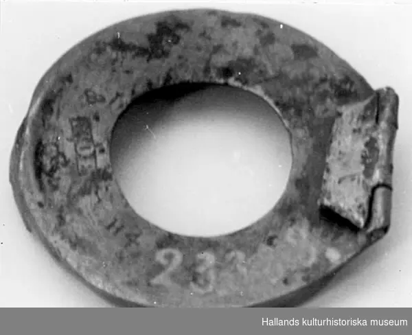 Beslag till pipa, av silver, diameter 4,2 cm. Stämplar: H 4, M O B.
