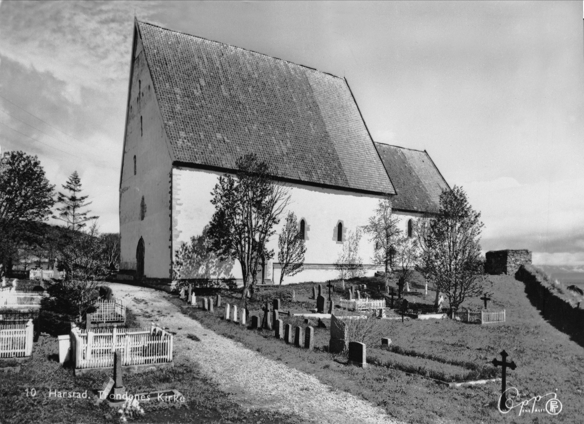 Trondenes kirke med kirkegården foran.