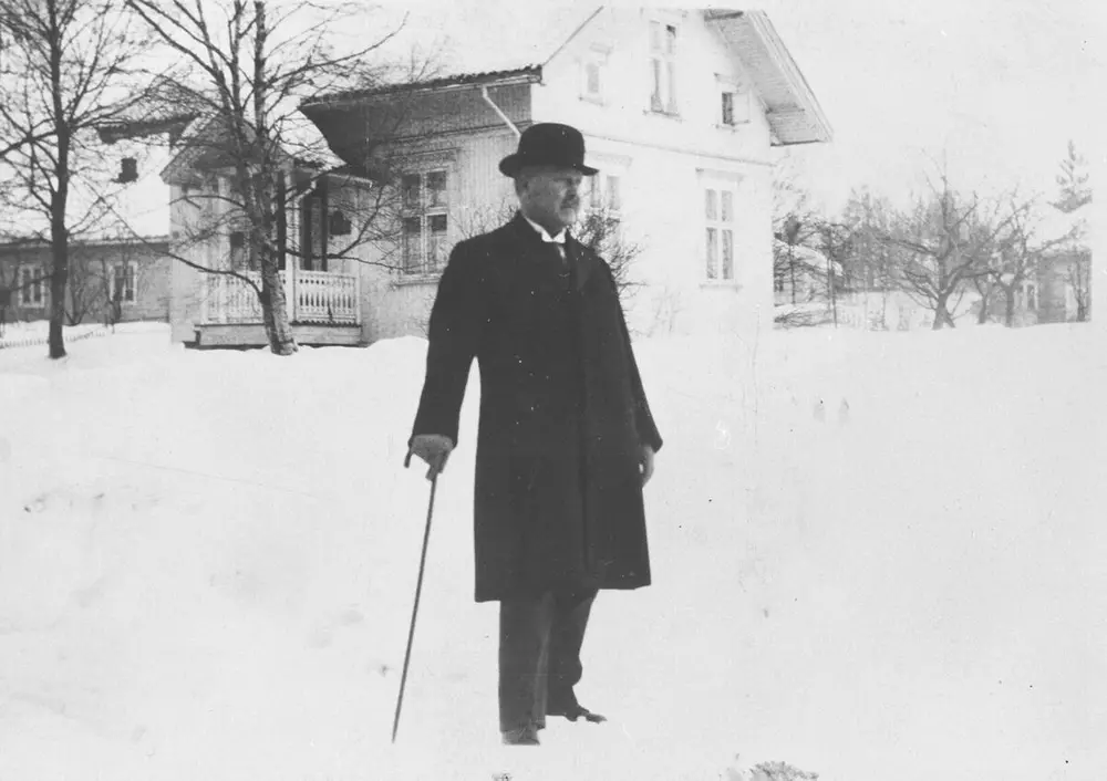 Arthur Olaussen fotografert ca. 1937. Han var på dette tidspunkt 59 år gammel, en respektert kjøpmann. Foto: MiA.