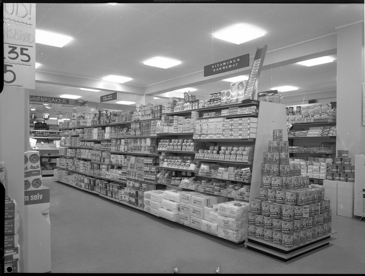 Varehyller i Asbjørn Olaussen Supermarked. Foto: Asbjørn Kåre Gundersen, MiA.
