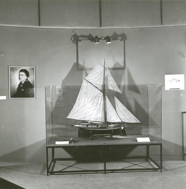 Utställningen Nyförvärv 1965-1966 visas våren 1967. Fartygsmodell samt tavla föreställande en skeppsgosse.