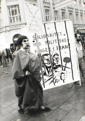 1. mai 1989 i Oslo sentrum. Fanetekst: Solidaritet med polit