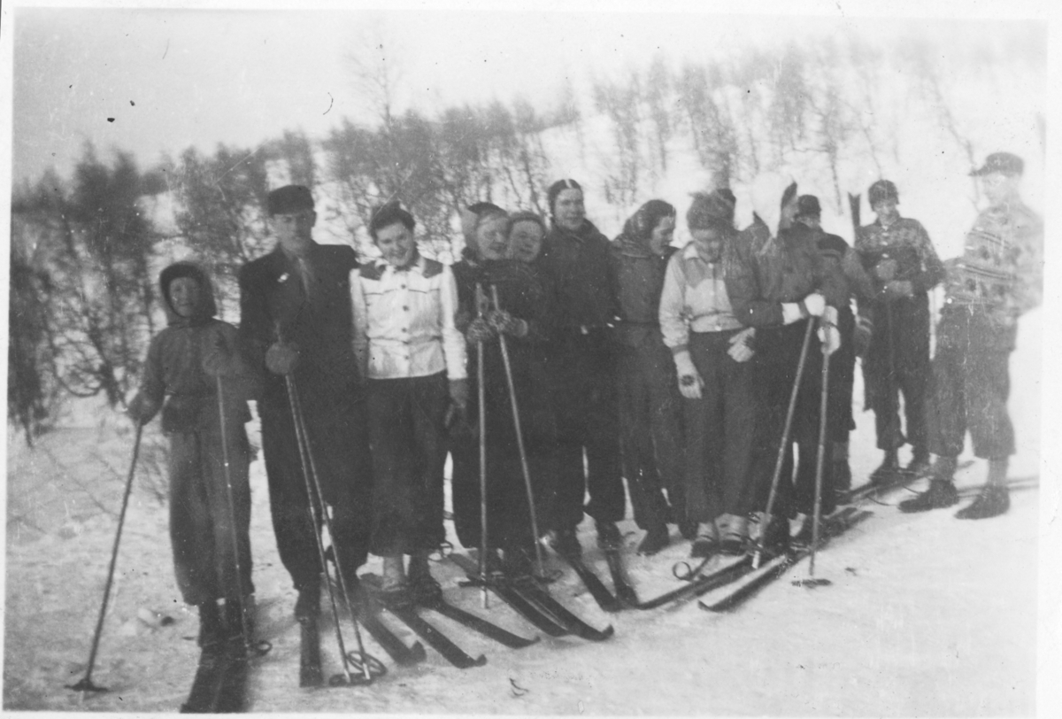 Skitur til Grønnkampen i Målselv rundt 1942.