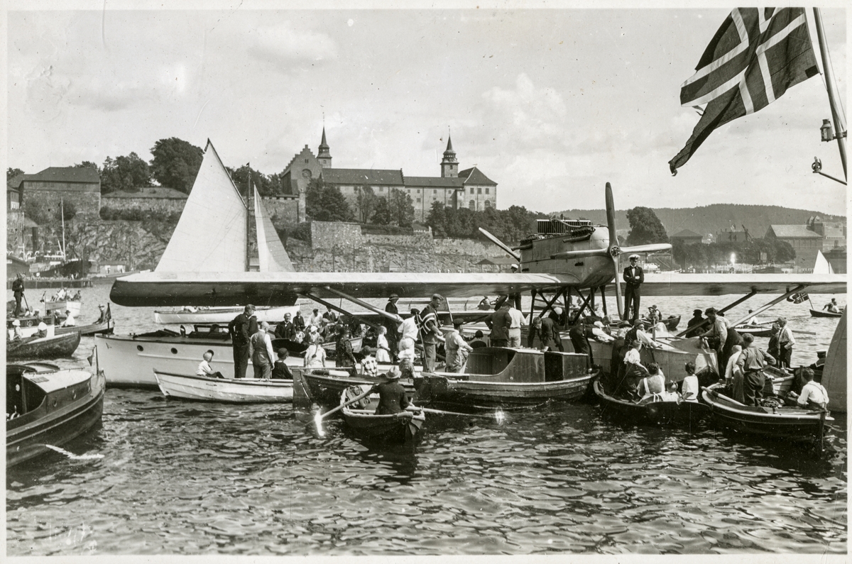 N25 (fly) med Akershus slott i bakgrunnen, omgitt av småbåter - Roald Amundsens ankomst til Oslo med N25 - 4. juli 1925