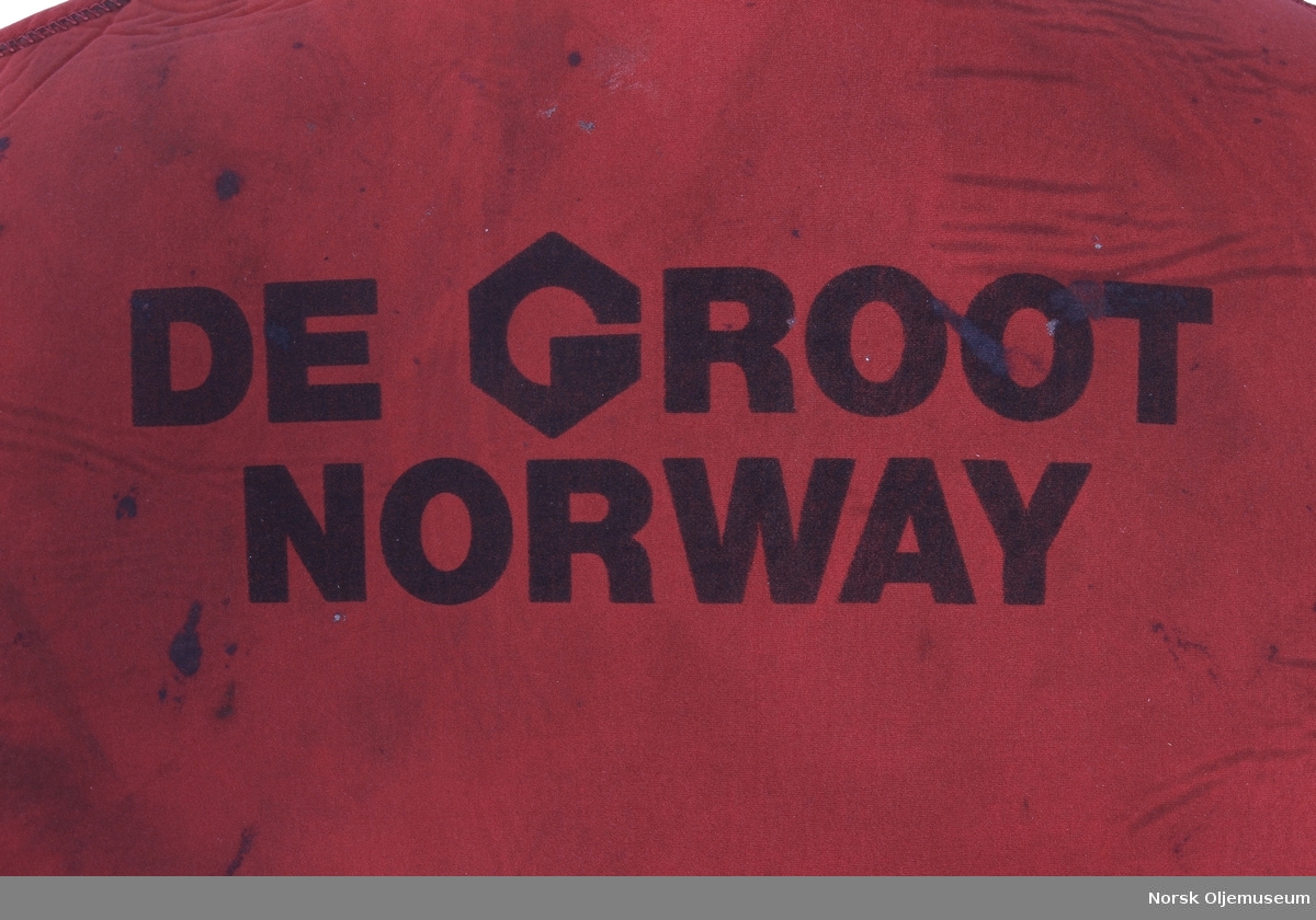 Redningsdrakt merket med De Groot Norway på ryggen. Drakten var en del av utstyret knyttet til Alexander L. Kielland plattformen.
