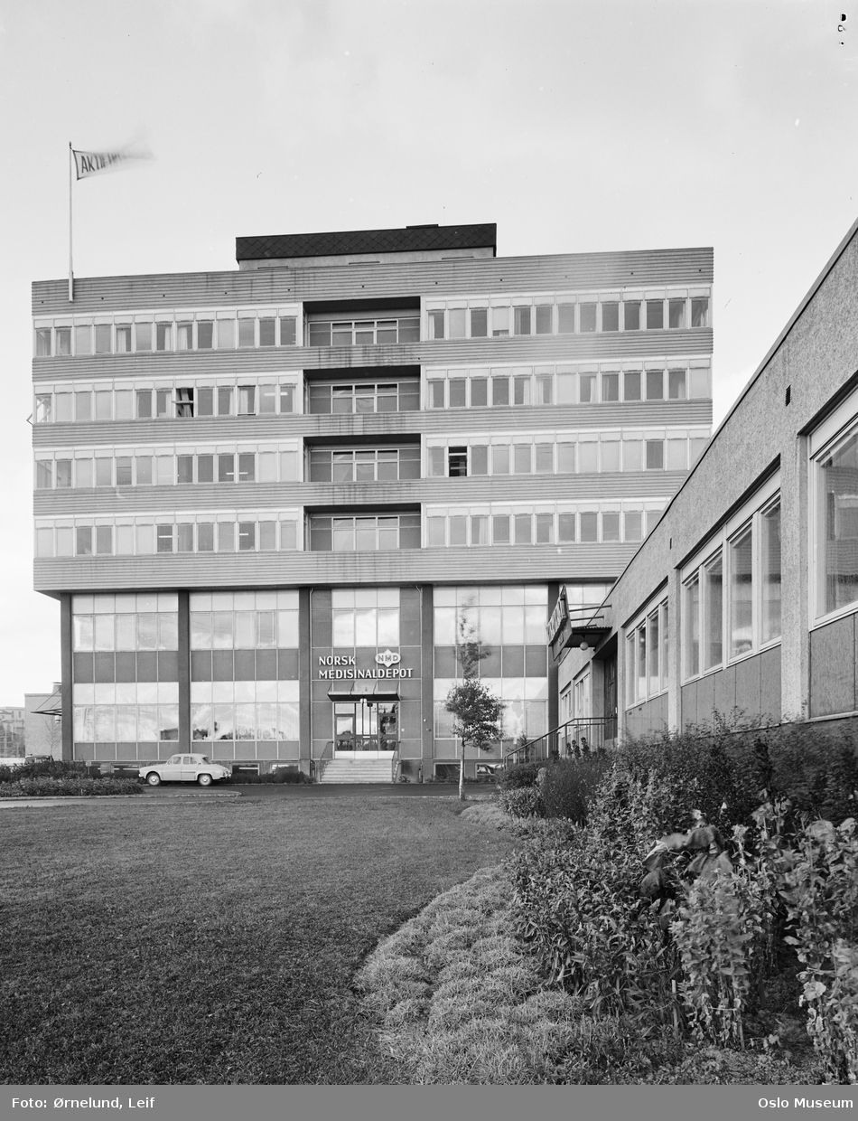 Norsk medisinaldepot, kontorbygning, bil
