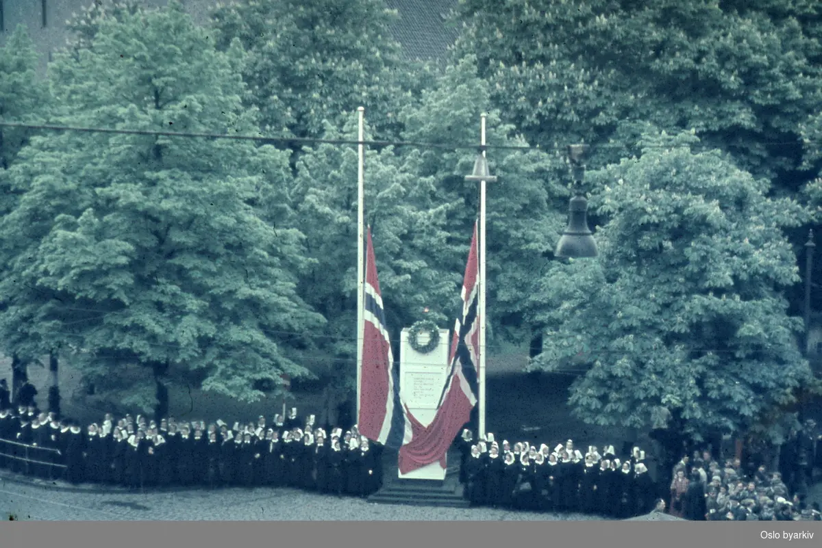 Minnesmarkering ved Oslo domkirke under feiringen av frigjøringsdagene 1945.