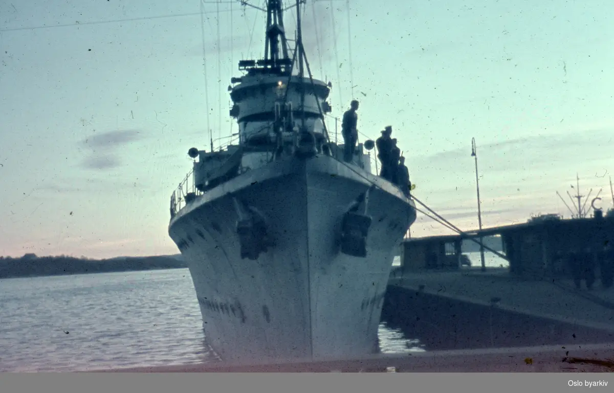 Krigsskip ved havnen utenfor Rådhuset under feiringen av frigjøringsdagene 1945.