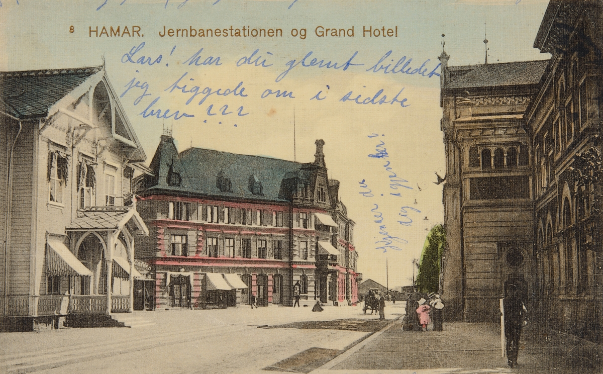 Postkort, Hamar jernbanestasjon, Jernbaneplassen med Hamars første stasjonsbygning til venstre, Grand Hotel og Hamar stasjon,