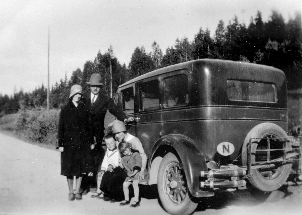 Mølle-eier Bernås med frue, Lovise med Erling og Ingrid Lima på biltur ...