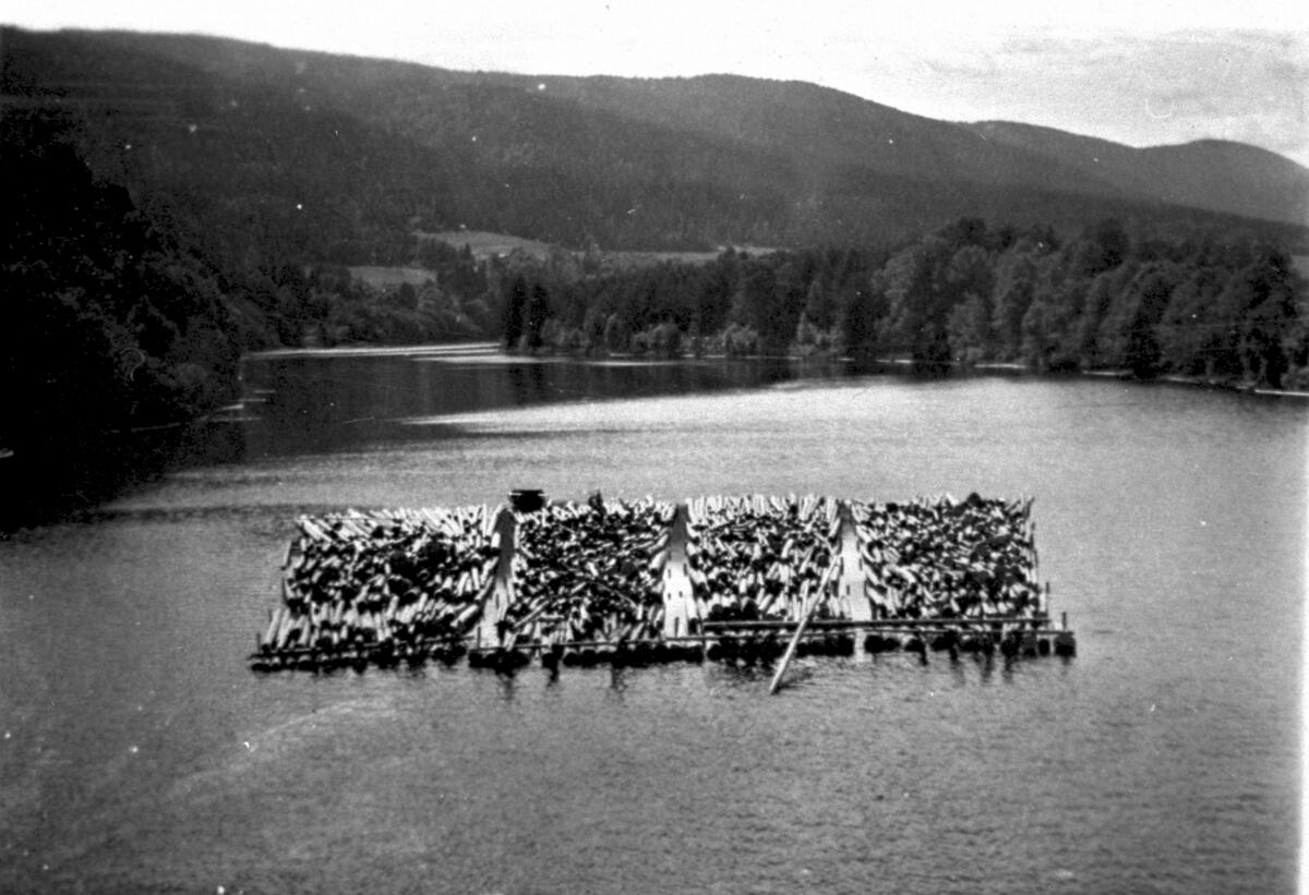Tømmerfløting på Lågen 1941, Komnes, Eknes, Hvittingfoss, transport av tømmer ved hjelp av elva, fløtekarer, skogbruksindustri