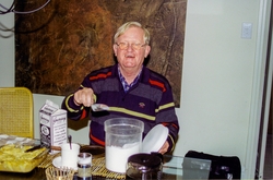 Hans Kristian Thorsrud som lager mat i USA hos nevøen sin i 