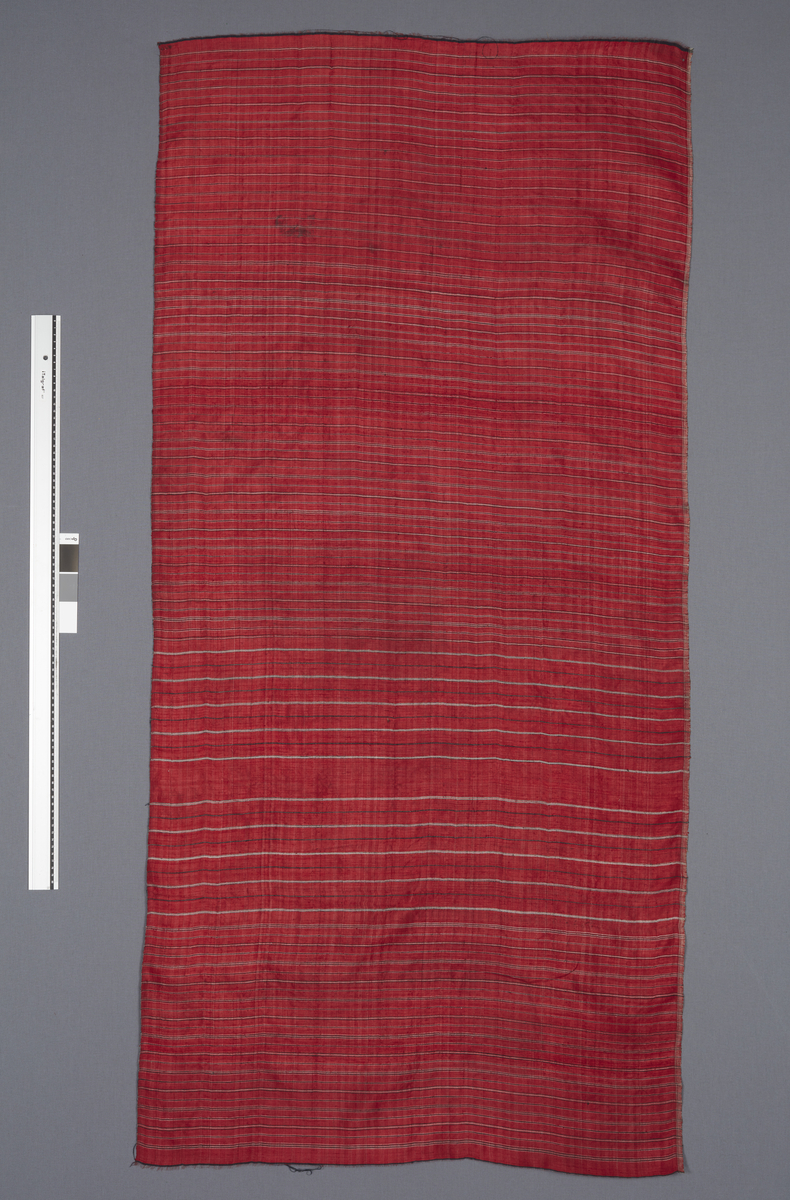 Såkalt "Zarit", av silke; dette er kledningsstykker fra Java og skiller seg fra sarongen ved at endene ikke er sammensydde.