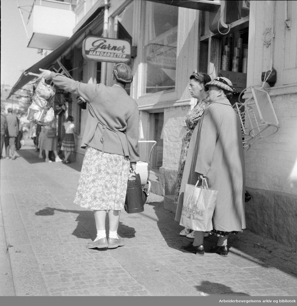 Nordmenn på handletur i Strømstad i Sverige 1955. ..