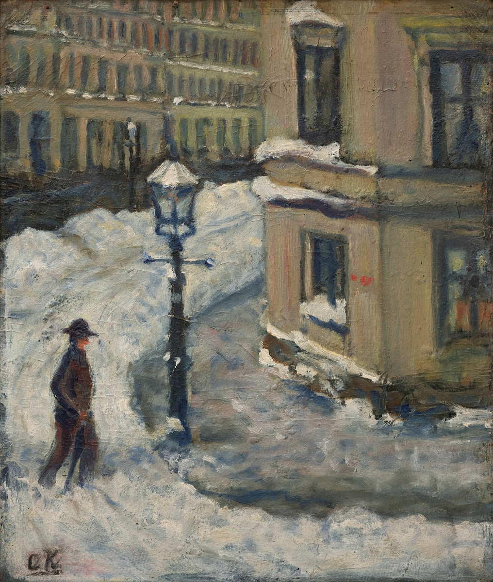 Mann med paraply krysser en snødekt bygate. Gasslykt på et gatehjørnet midt i bildet. Mursteinsgårder på to sider av gaten.