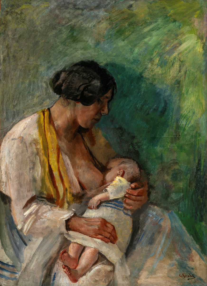 Svarthåret kvinne kledd i hvitt med gult skjerf ammer et lite barn.