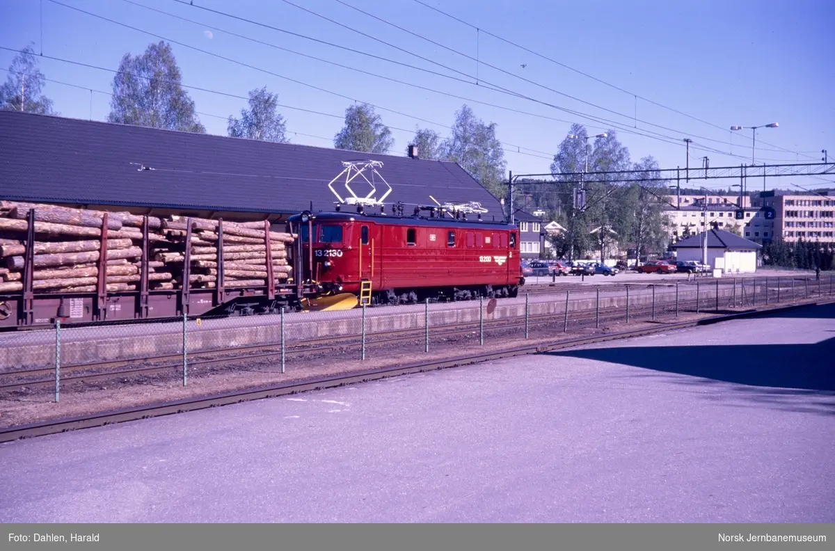 Elektrisk lokomotiv El 13 2130 med tømmertog på Kongsberg stasjon