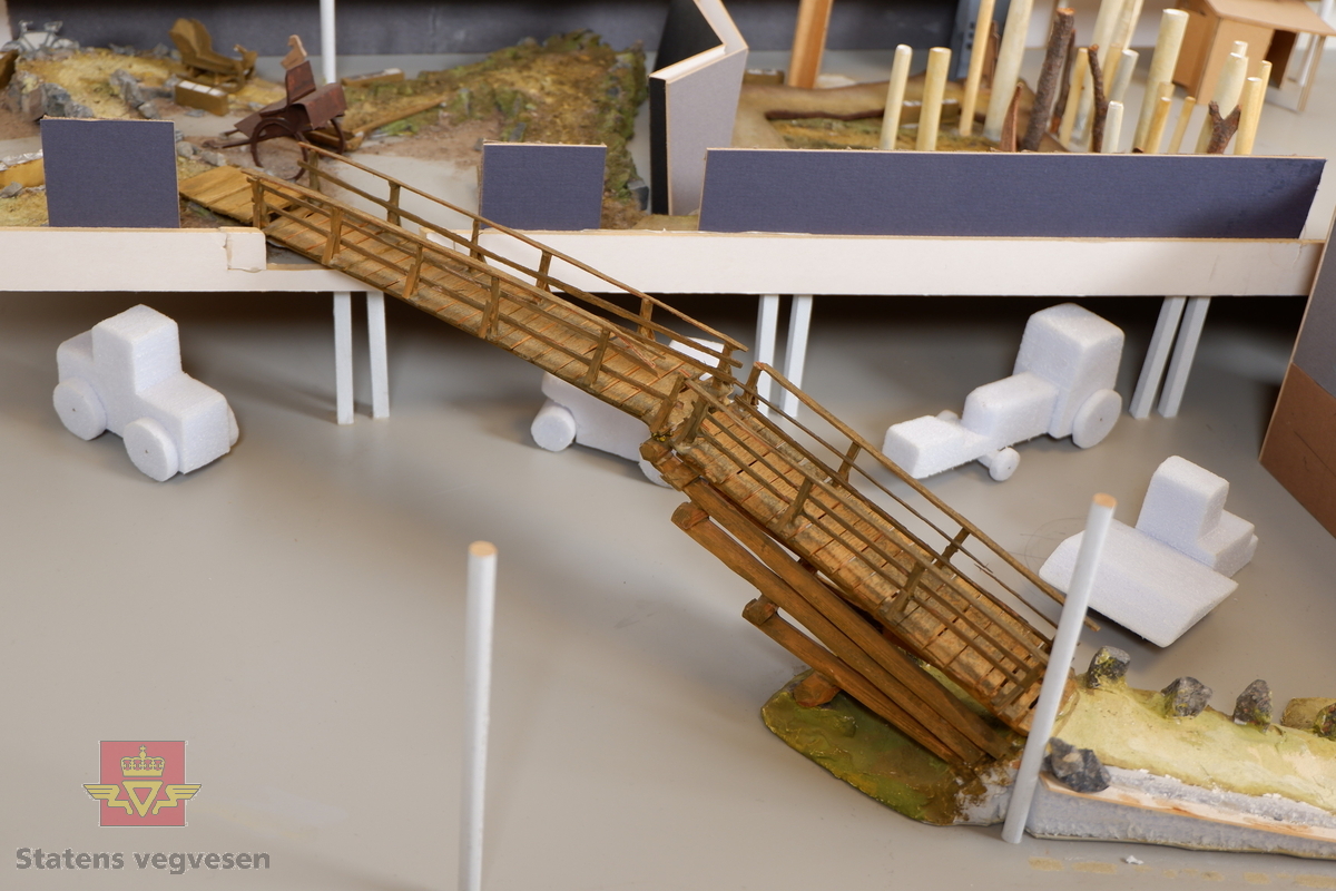 Detaljert miniatyrmodell av museal utstilling. Laget av tre, papir, isopor og gips. Oppbygd på ei sponplate.