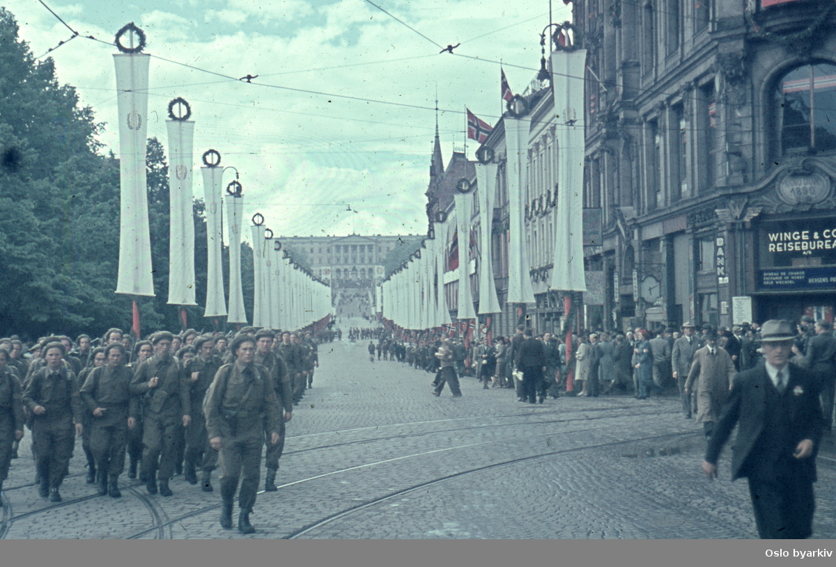 Karl Johans gate med norske soldater