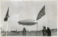 Luftskipet "Norge" fortøyd til fortøyningsmasten. Norsk og amerikansk flagg i forgrunnen (Bilde 1) - Luftskibet Norge's ankomst til Oslo - 14. april 1926
