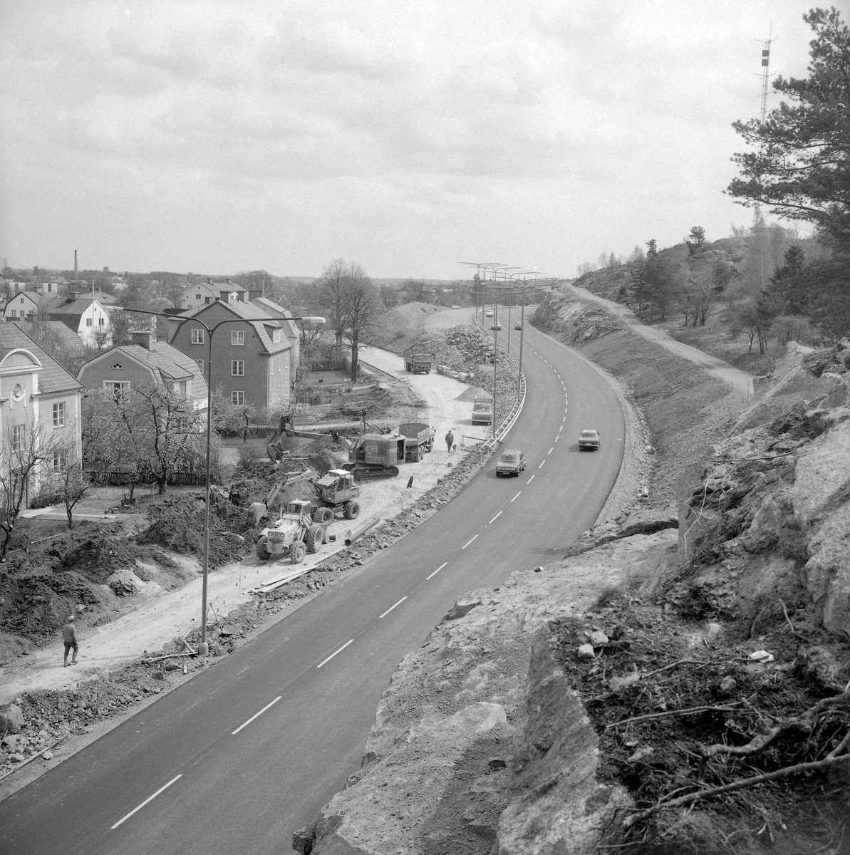 Brokindsleden breddas för att svälja den ökade biltrafiken. Här en vy mot sydost i höjd med stadsdelen Hejdegården. Året är 1973.