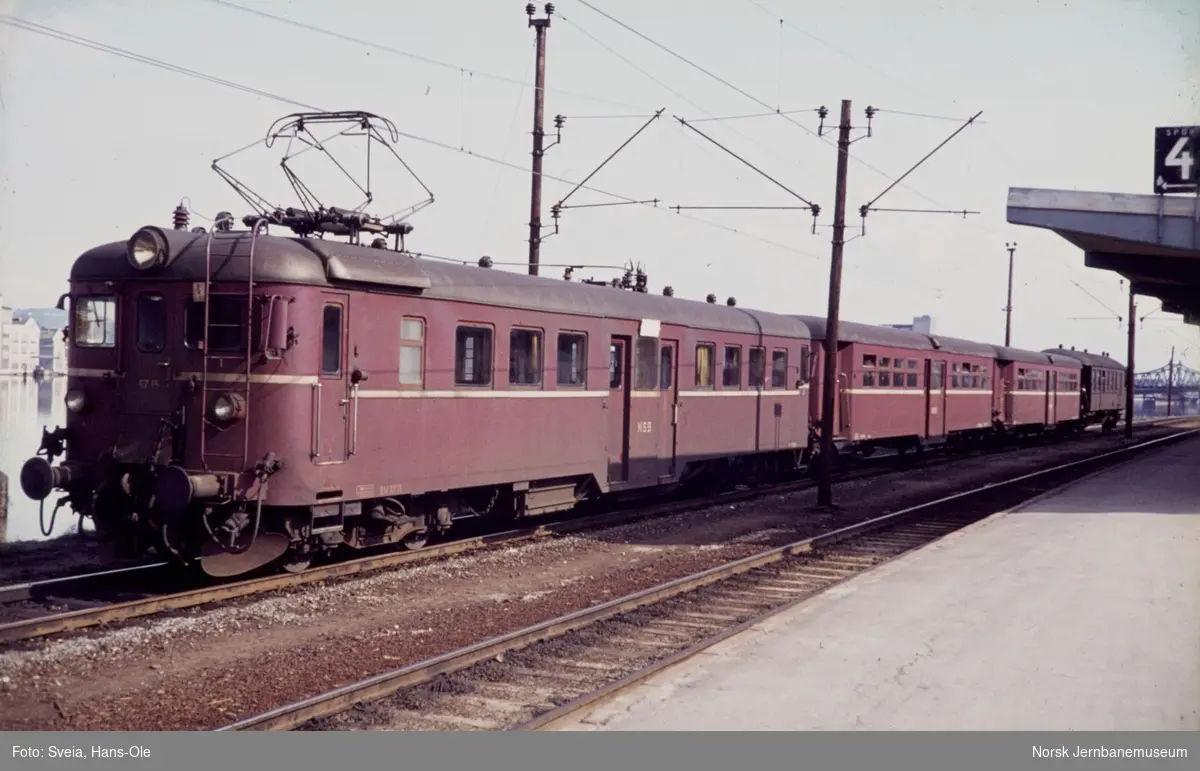 Elektrisk motorvognsett type 65 / 67 på Drammen stasjon