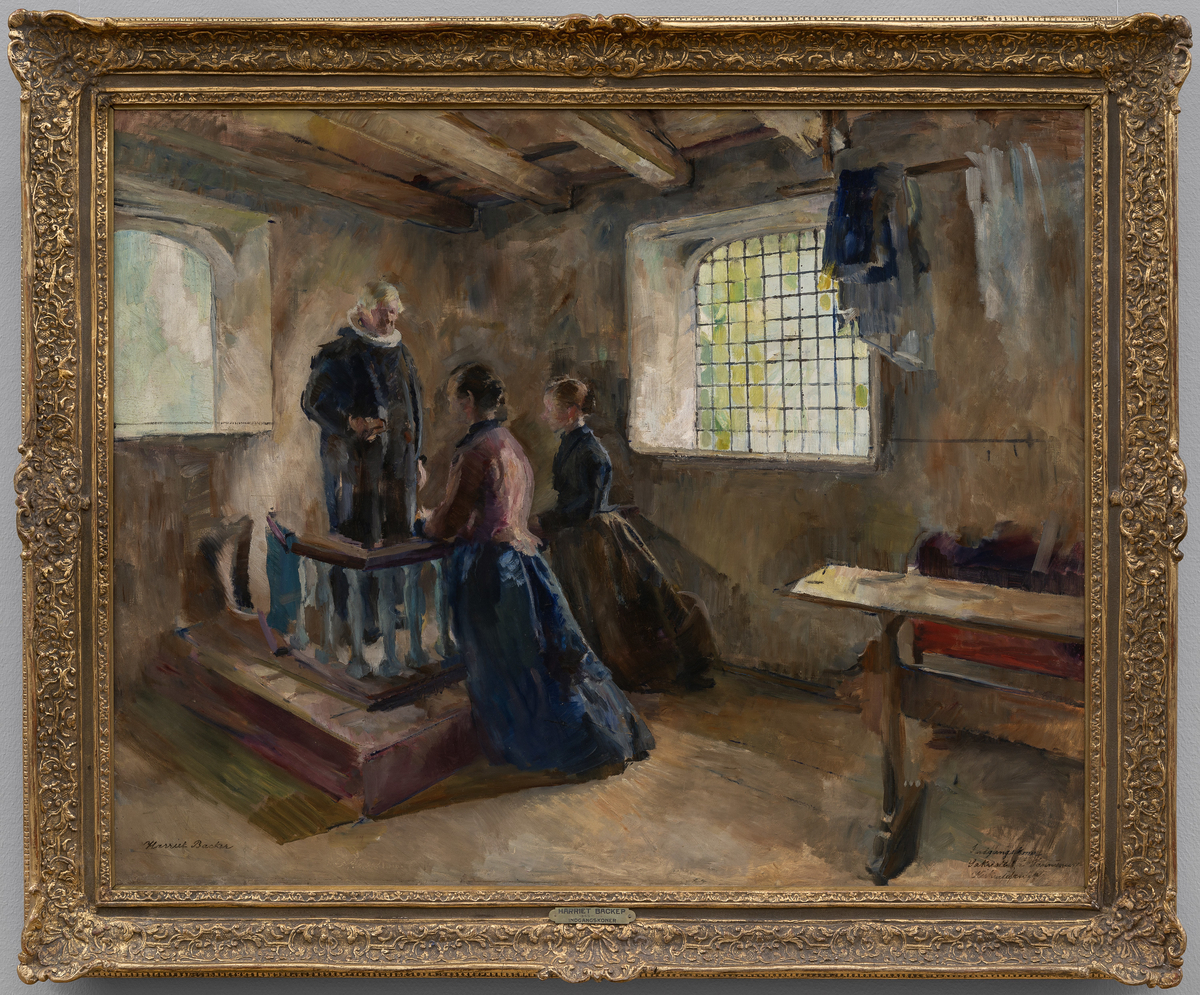 To kvinner kneler ved alterring foran en prest til venstre. Lyset fra ett vindu faller mykt inn i rommet. 