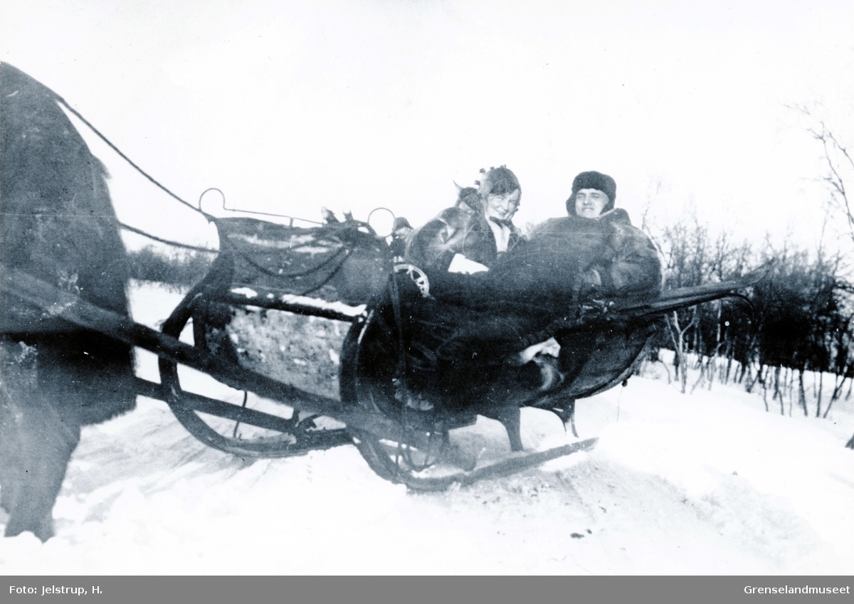 Kst. Skogforvalter H.H. Holst med fruen på tur mellom Kirkenes og Langfjordbunnen i mars 1921. 