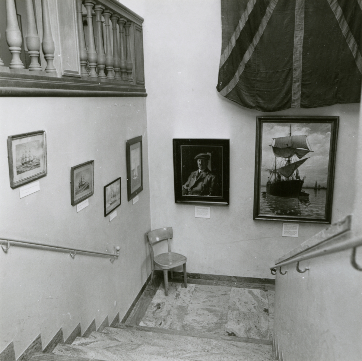 Utställningen Nyförvärv 1965–1966. Konst i trapphuset.