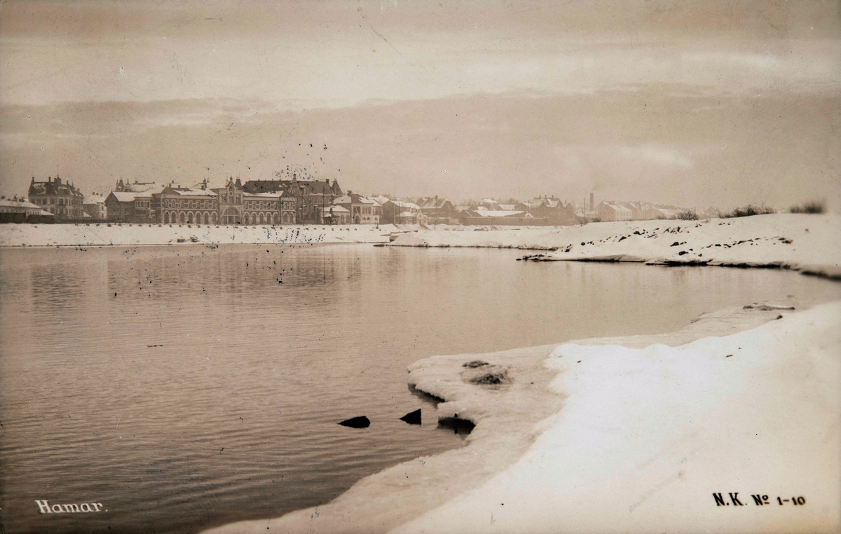 Postkort, Hamar jernbanestasjon sett fra Tjuvholmen, Hamarbukta, vinter