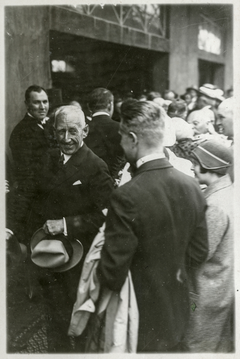 Roald Amundsen ankommer middagsarrangement - Roald Amundsens ankomst til Bergen med S/S "Bergensfjord" efter "Norge"s flukt overe Polen. - 12. juli 1926