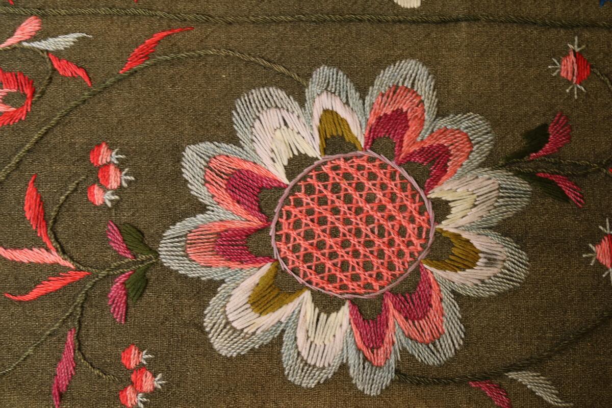 Blomsterranke i bord og ramme rundt hele åkleet. Sentralmotivet er kvadratisk med rosetter i alle fire hjørner. Initialer i øvre del: EEDH
Årstal i nedre del: 1860.