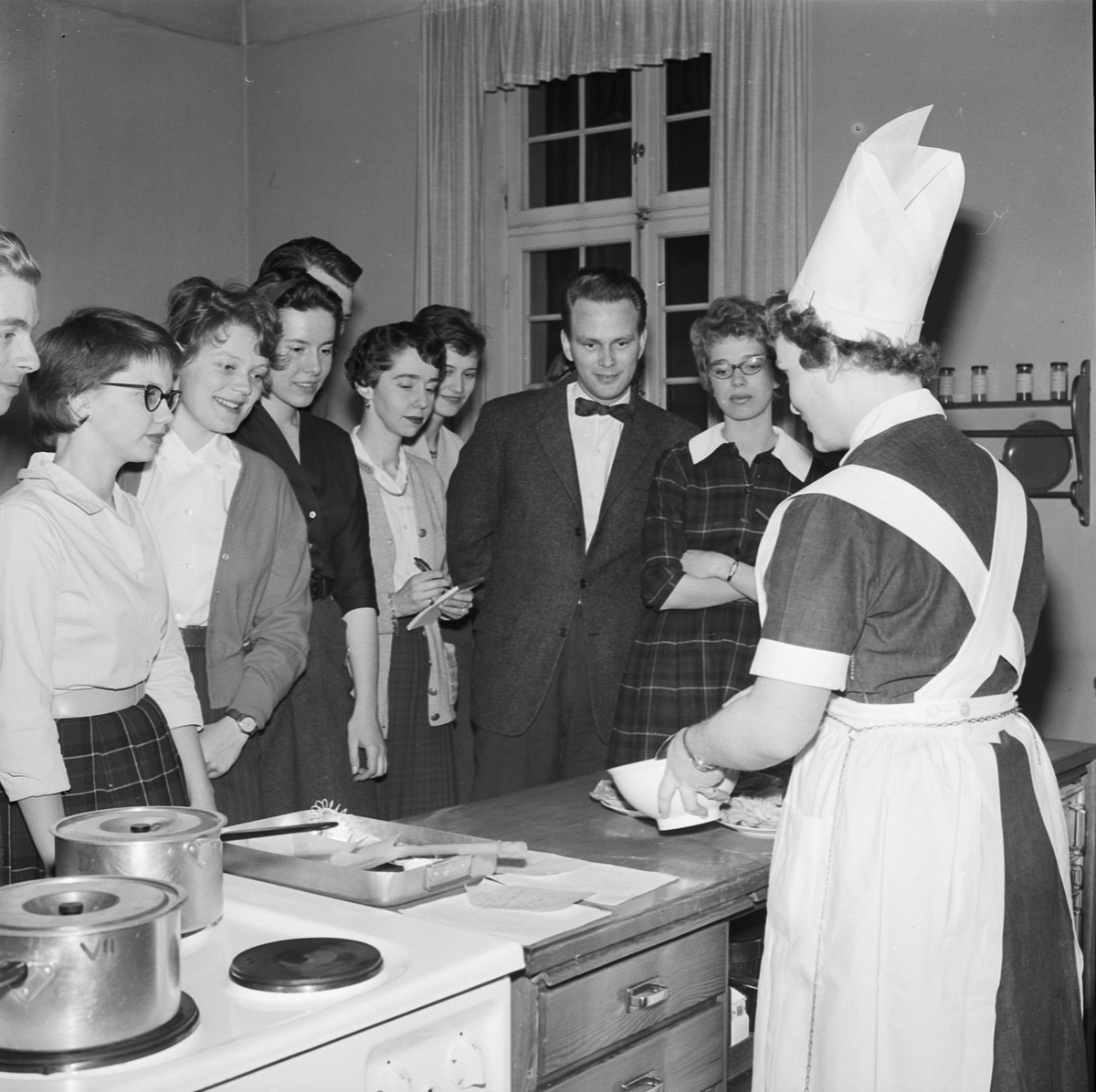 Studentliv, fackskoleelever lär studenter matlagning, Uppsala 1959