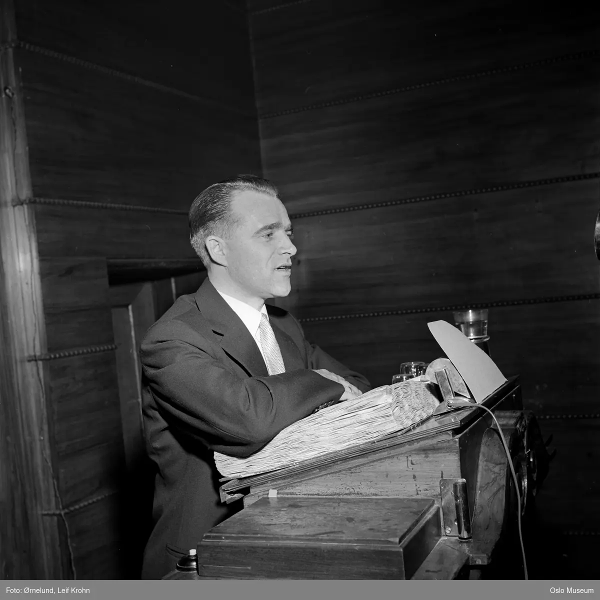 Oslo Industri, 10-årsjubileum, mann, talerstol