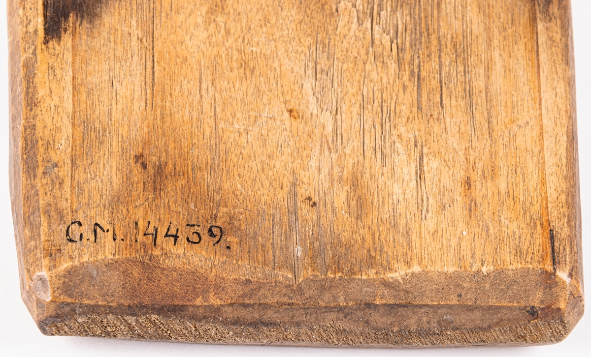 Skavjärn att gräva ut tunnor ur en trädstock och jämna ytan på "tjimmar" (laggar) med. Märkt: OPS 1795.
Består av träplatta med två smala trätenar, vid i vilka är fästad ett bågformigt eggjärn.