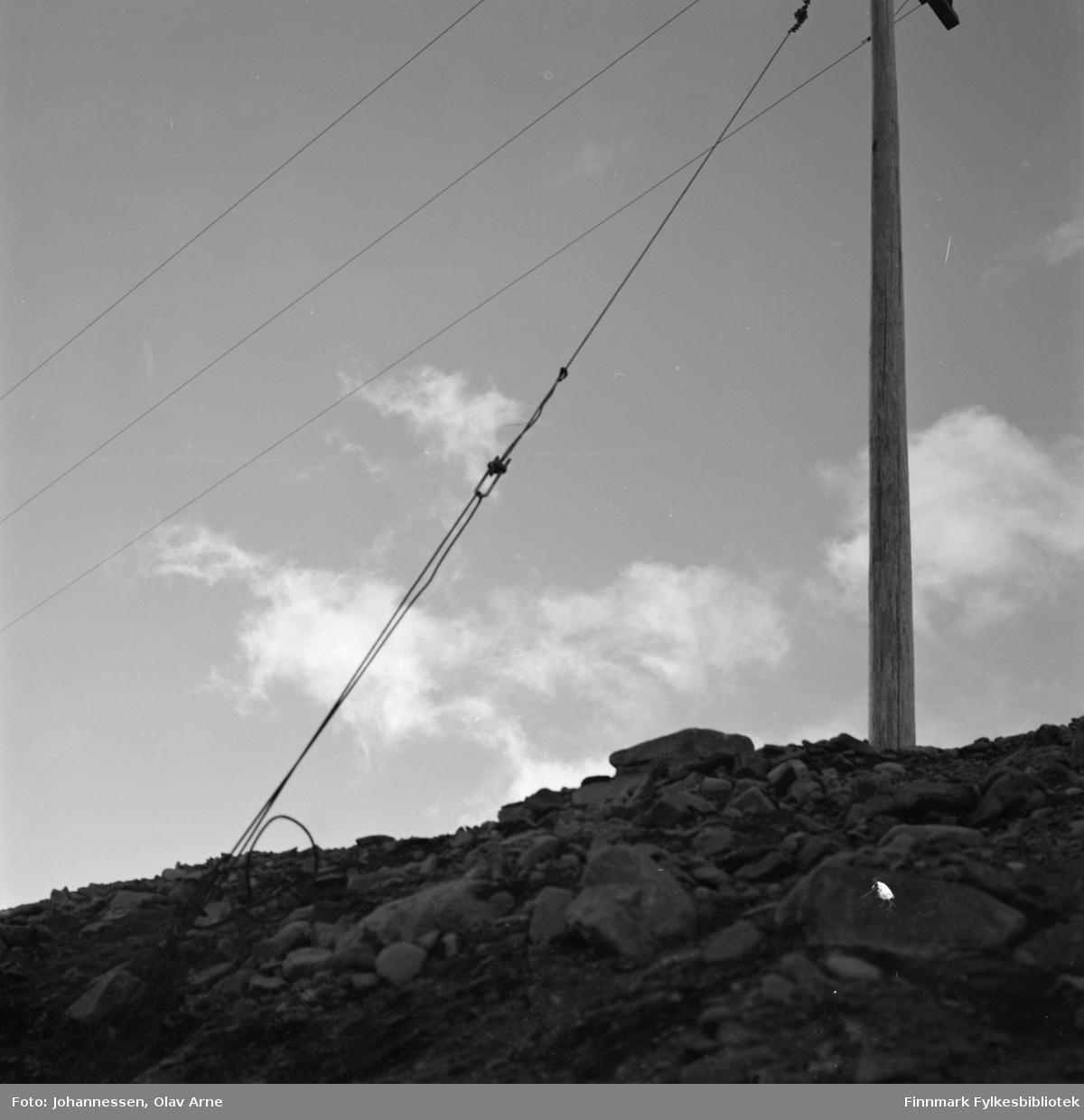 Foto av stolpe, muligens en stolpe på Klausjorda, Båtsfjord (Finnmark)

Foto trolig tatt på tidlig 1970-tallet

