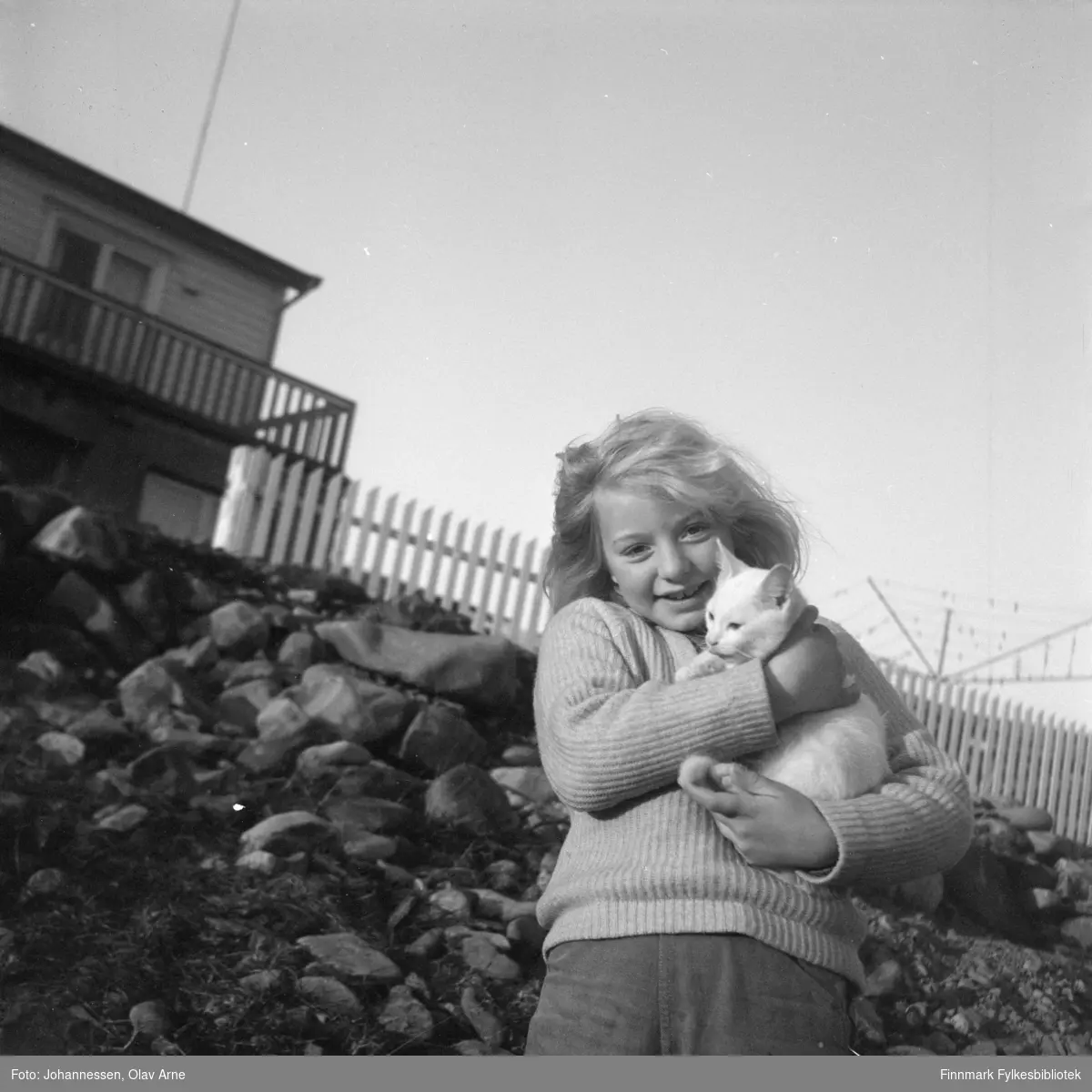 Foto av Kirsti Johansen fra Syltefjord med katten Mio

Foto trolig tatt på 1970-tallet
