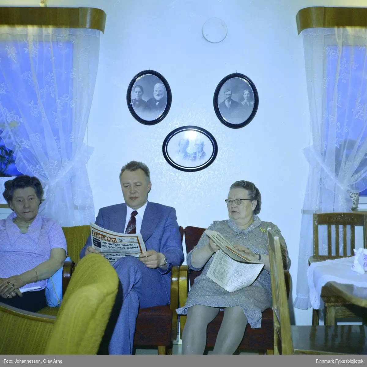 Fra venstre: Fru Sivertsen og Leif Olsborg (i midten) og Berit Sivertsen til høyre

Leif leser avisen Finnmarken med overskrift: Den politiske situasjonen må virke nokså forvirret

Foto trolig tatt på 1960-tallet eller tidlig 1960/70-tallet
