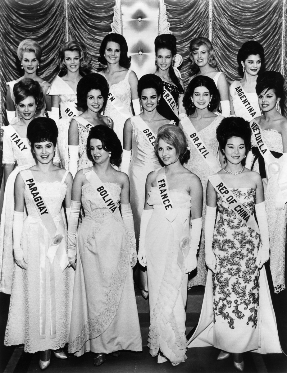 Siv Åberg i samband med Miss Universum-tävlingen i Miami 1964. 15 finalisterna.