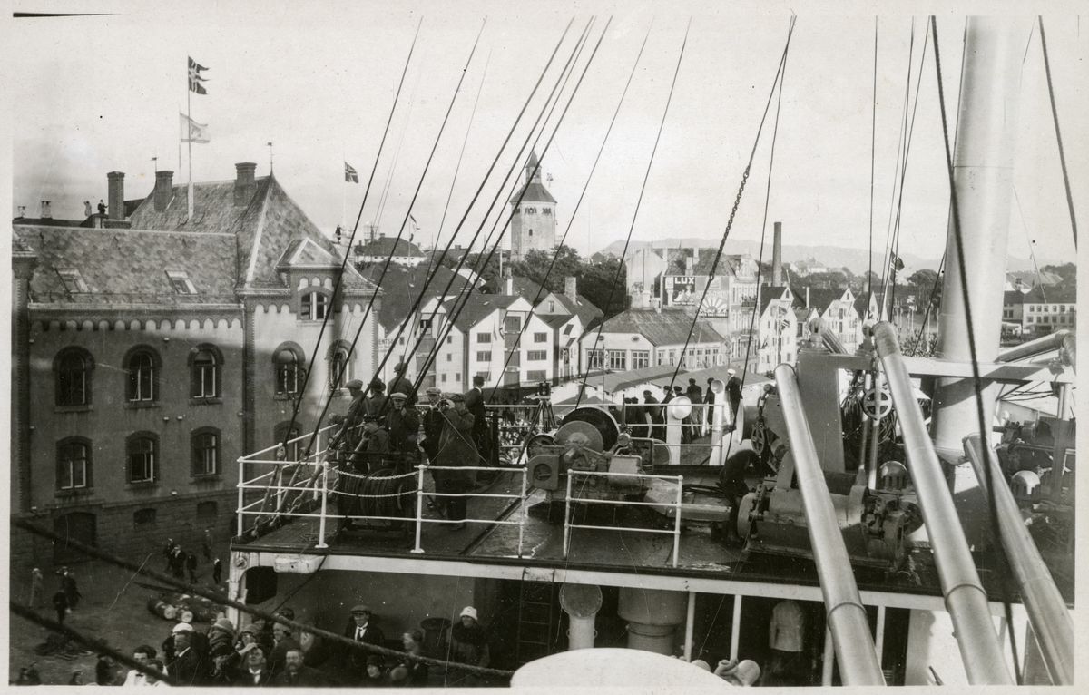 Utsyn over bakken og fremmøtte fra D/S Bergensfjord. Ved Tollboden med  Valbergtårnet i bakgrunnen - Roald Amundsens mottagelse i Stavanger - 14. juli 1926.