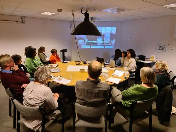 Samling på teknisk museum mai 2023. Museumsansatte sitter på et møterom og får kursing i Museumsverktøy.