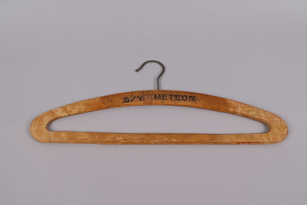 Kleshenger fra S/Y METEOR i tre med opphengskrok i metall. Buet henger med stang til bukse.