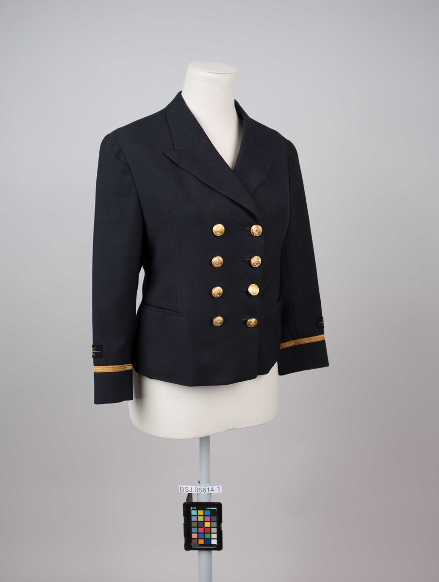 Uniformsjakke dobbelspent med 8 stk. knapper, del av telegrafist-uniform for kvinne. Kort modell med distinksjoner på erme