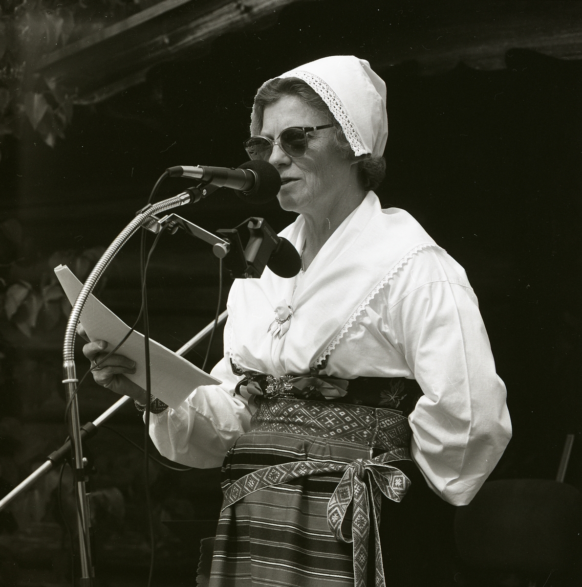 En kvinna iklädd folkdräkt håller tal under Lärkadagen på Sollerön den 22 juli 1989.