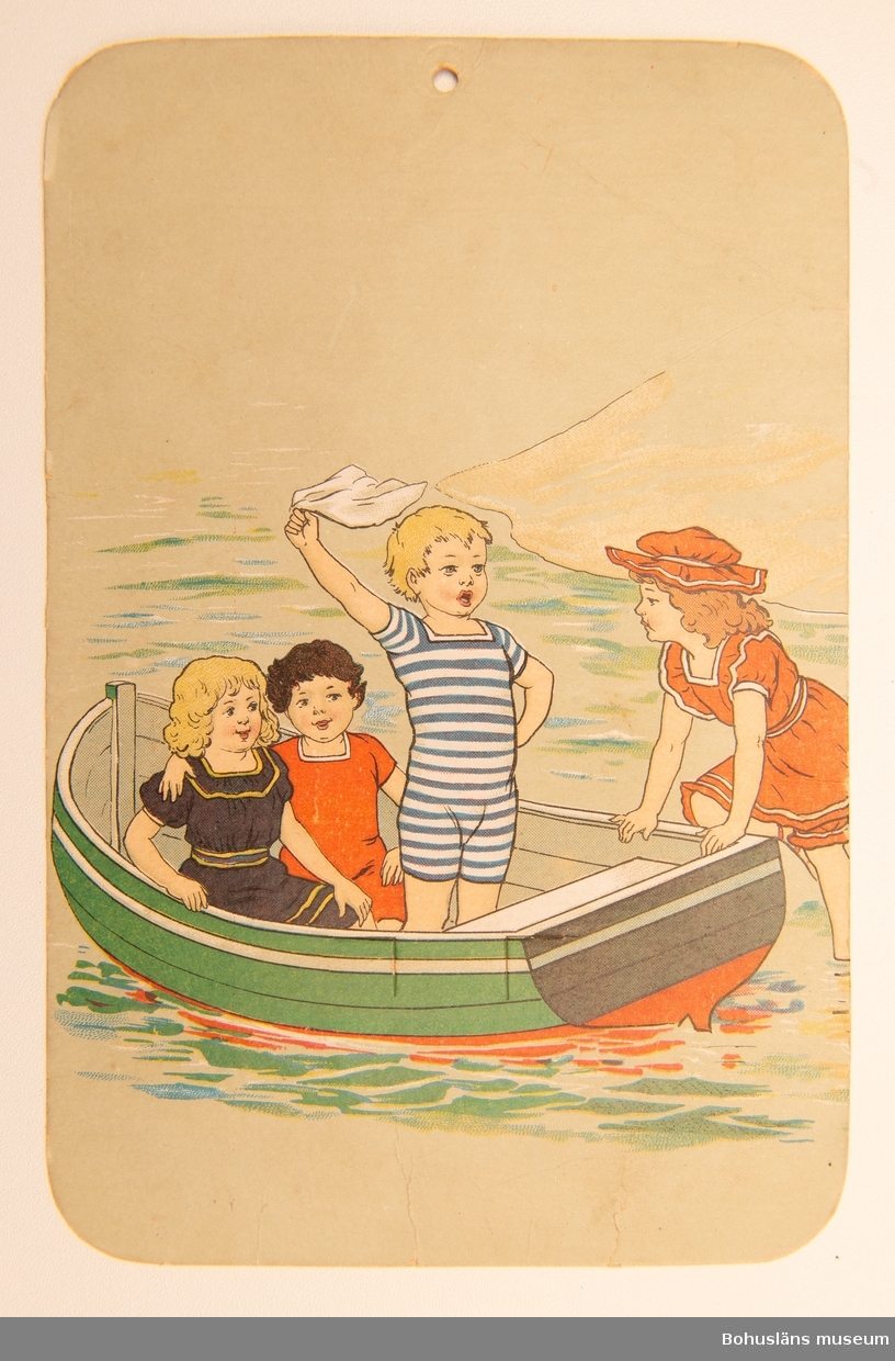 Båt vid strand med fyra barn i.