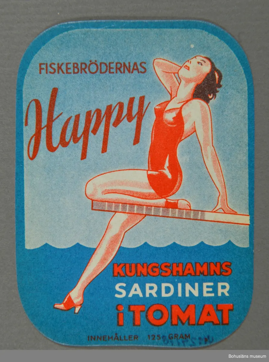 Åtta etiketter med olika motiv till Fiskebrödernas sardinburkar för inläggningar med sardiner i tomatsås. 
Etiketterna är tillverkade under olika decennier. Några med text på engelska respektive finska.